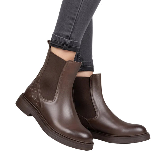 Inuovo A55002 dark brown leather ankle boot with elastic side panels, back studs and 3.5 cm heel.