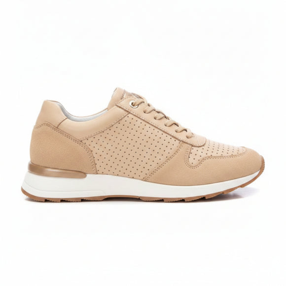 Carmela 162152 beige soft sole leather sneaker detail view