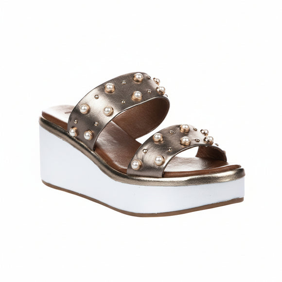 Inuovo 8686 pewter leather slip-in wedge with double pearl bands, gold inserts and 7 cm wedge.