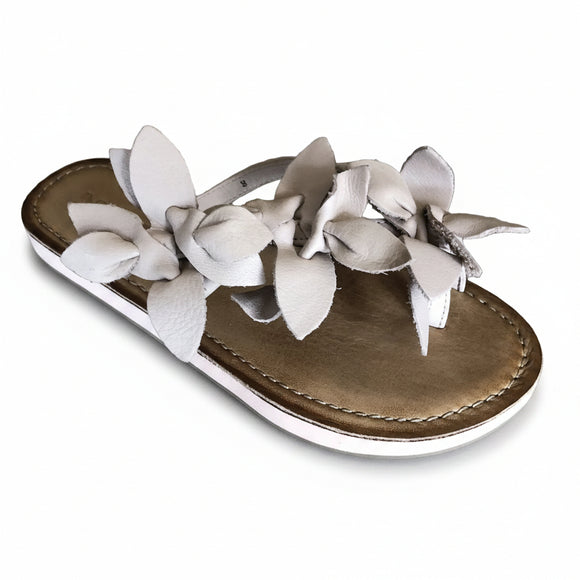 Inuovo 9091 blush leather slip-on sandal with removable soft leather flower decorations.